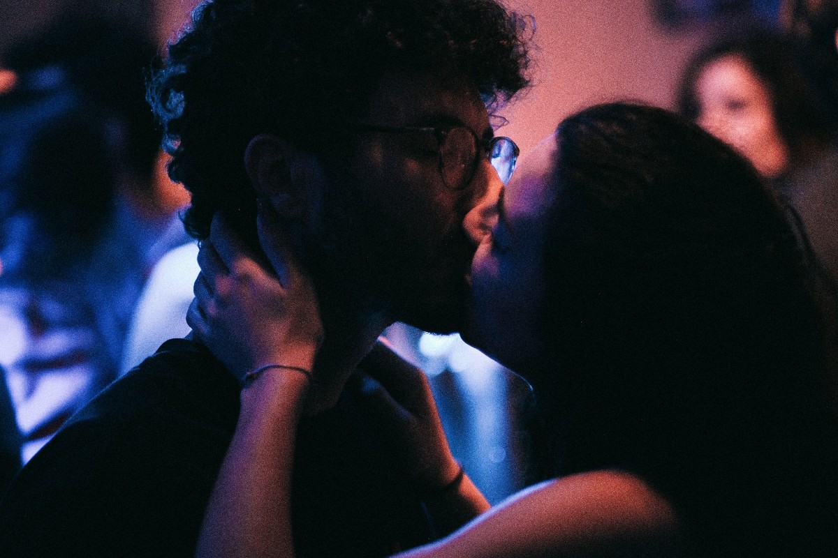 ετεροφυλόφιλο ζευγάρι φιλιέται σε club